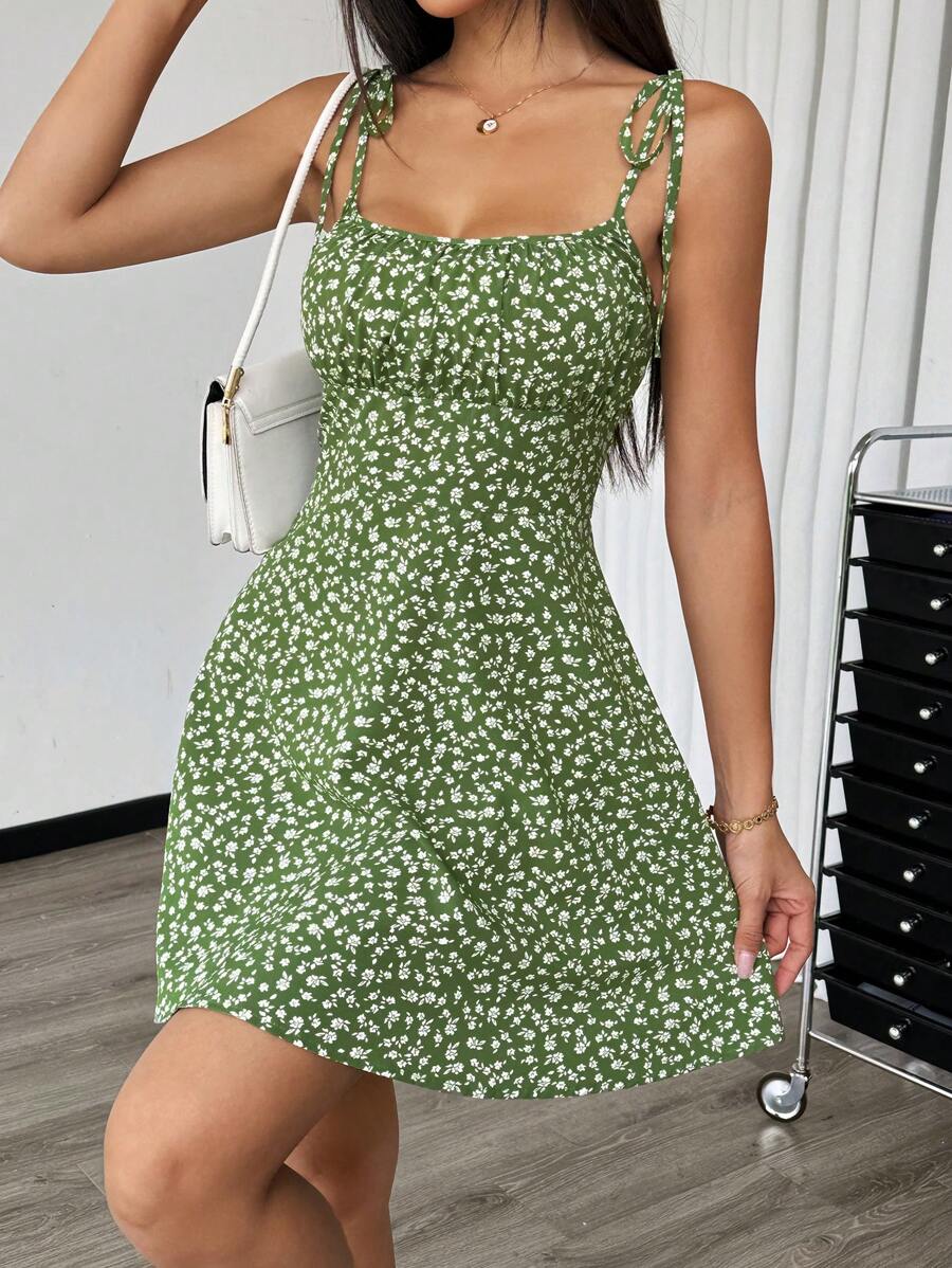 Breezaya™ Vestido Cropped Mini com Busto Franzido e Amarração Frontal em Estampa Floral Miúda Feminino