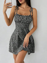 Breezaya™ Vestido Cropped Mini com Busto Franzido e Amarração Frontal em Estampa Floral Miúda Feminino